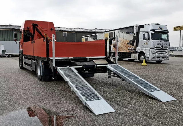 Rampenaufbau für LKW beide Schienen unten von hinten