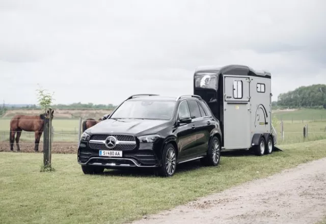 HUMER Pferdeanhänger mit Mercedes