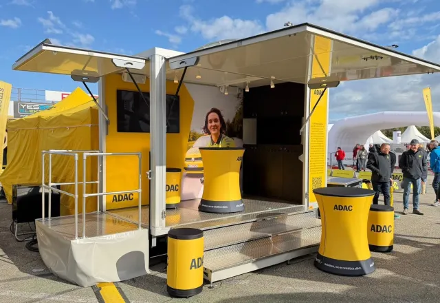 HUMER-Promotionanhänger ADAC Seitenansicht HUMER-Promotionanhänger ADAC Seitenansicht