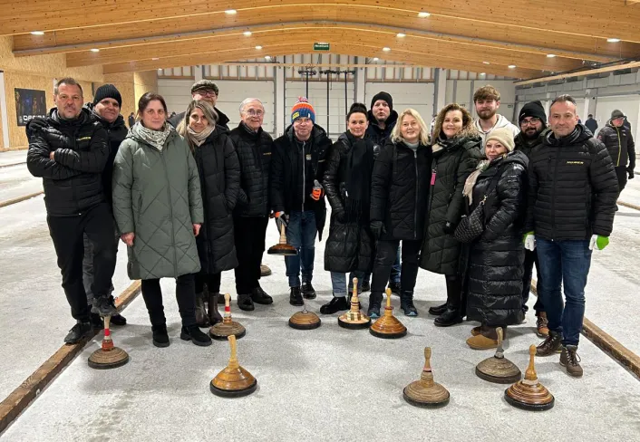 Team HUMER beim Eisstockschießen
